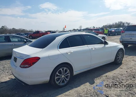 2016 Mercedes-Benz C 300 4Matic z USA, uszkodzony, nr VIN 55SWF4KB7GU174978